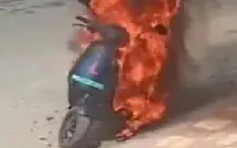 इलेक्ट्रिक स्कूटर में  घर पर चार्जिंग के दौरान हुआ धमाका 7 साल के बच्चे की मौत