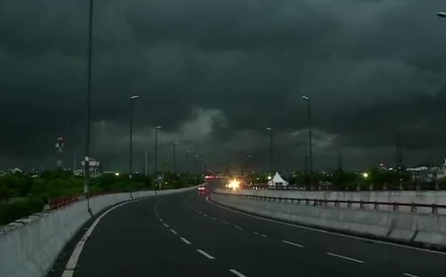नोएडा दिल्ली एनसीआर में अचानक मौसम ने ली करवट हुई तेज बारिश