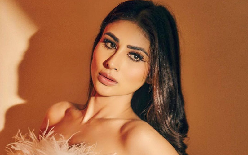 शिमरी शॉर्ट ड्रेस पहने Mouni Roy ने किया कर्वी फिगर फ्लॉन्ट, Hot तस्वीरों ने बढ़ाया इंटरनेट का तापमान