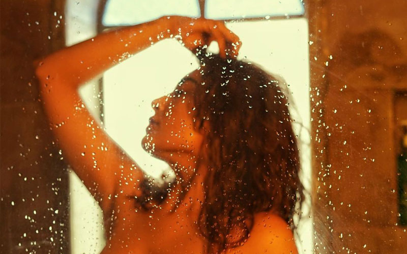 जिनल जोशी ने गोल्डन Bikini पहन कर दिखाया हॉट अवतार