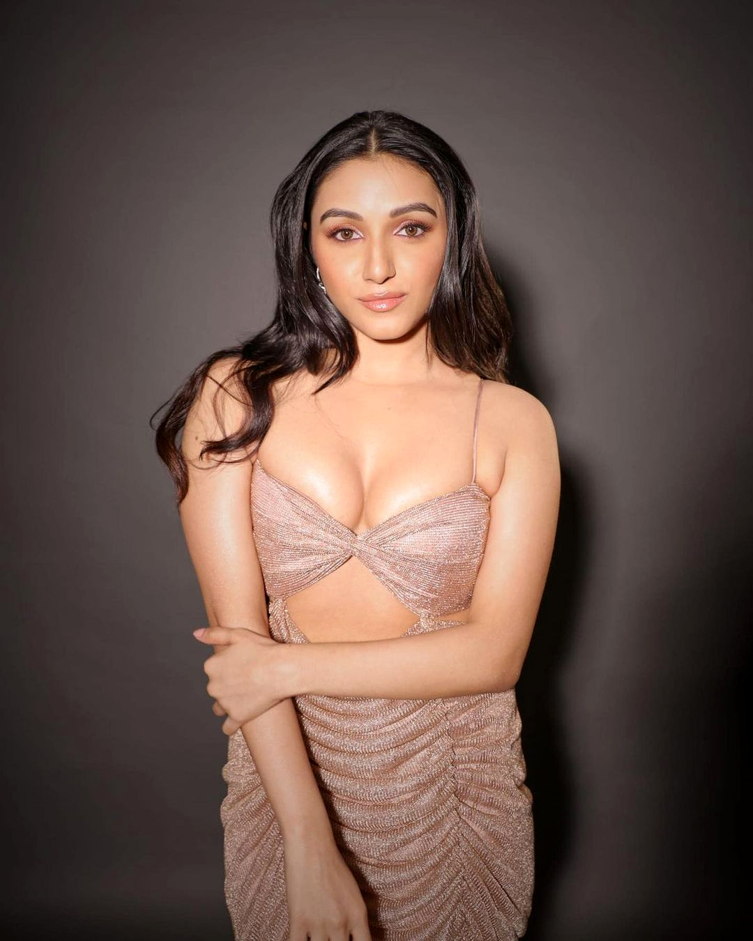 मशहूर डायरेक्टर राजकुमार संतोषी की बेटी तनीषा संतोषी की फोटोशूट से मचाया हंगामा