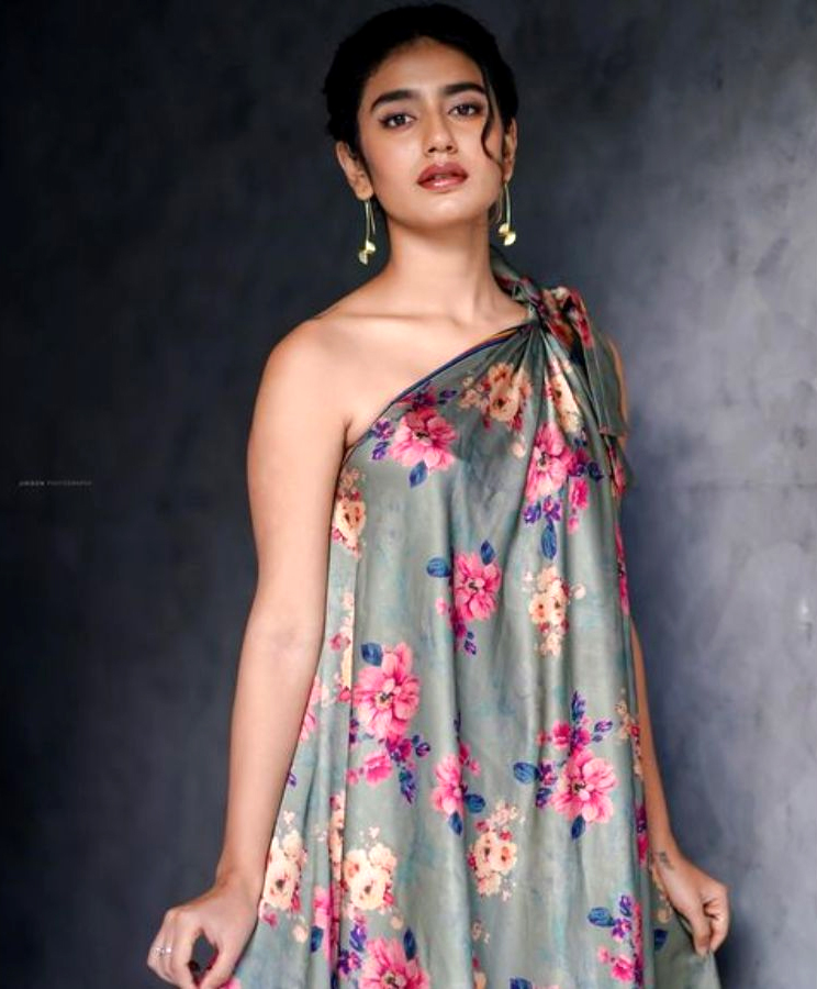 प्रिया प्रकाश वरियर के डिजाइनर कपड़ों का उड़ा मजाक : Priya Prakash Images