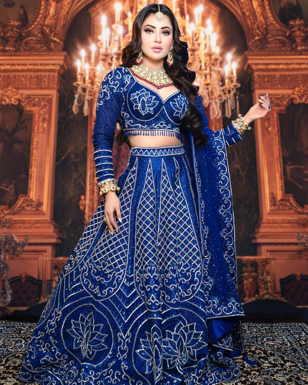 लहंगे में बेहद ट्रेडिशनल लगती हैं उर्वशी रौतेला : Urvashi Rautela Photo