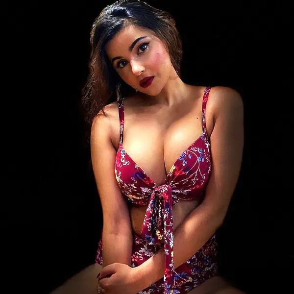 सुषमा अधिकारी ने भोजपुरी इंडस्ट्री में लगाया बोल्डनेस का तड़का : Sushma Adhikari Photo