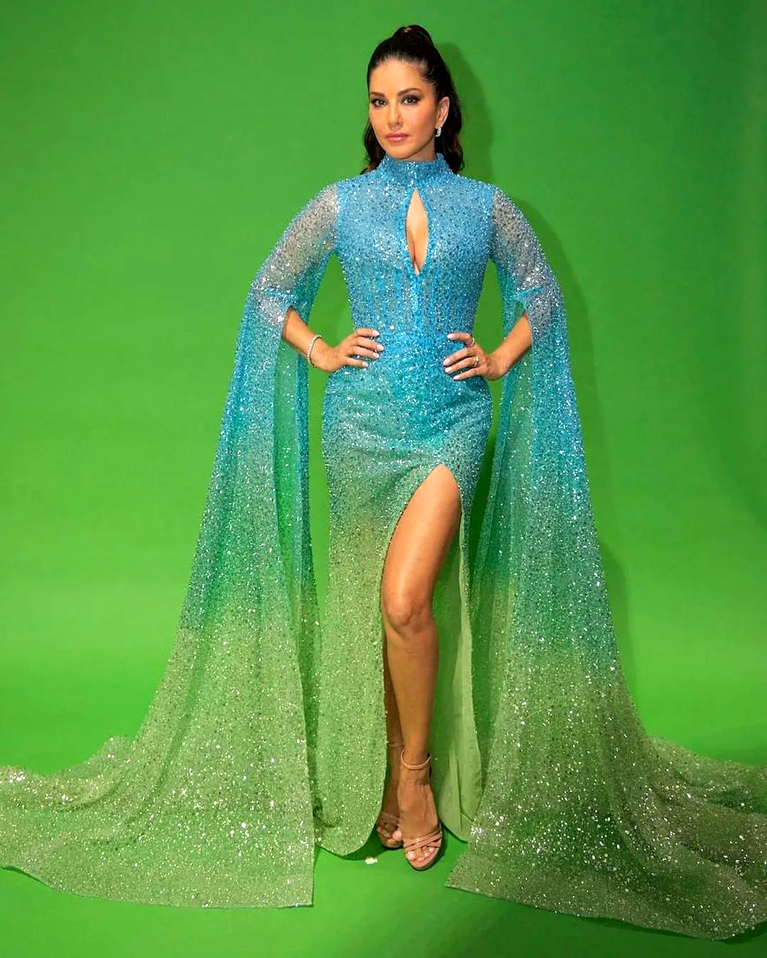 सनी लियोनी ने कट-आउट गाउन में ढाई कयामत : Sunny Leone Photo