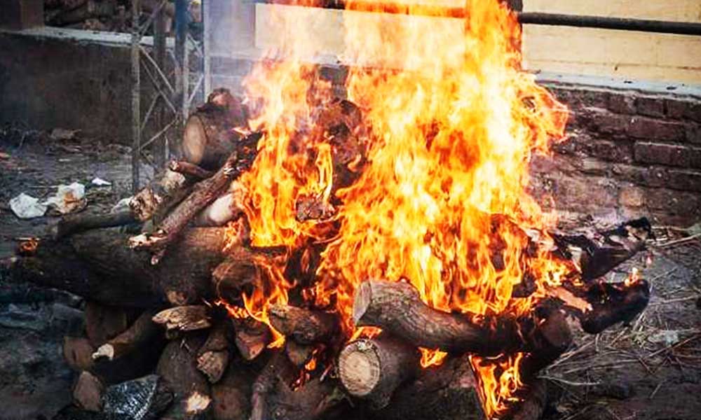 इन 5 वजहों से अंतिम संस्कार के वक्त महिलाएं नहीं जाती हैं श्मशान घाट