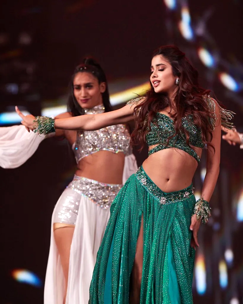 जान्हवी कपूर ने लहंगा पहन स्टेज पर किया धमाकेदार डांस : Janhvi Kapoor Photo