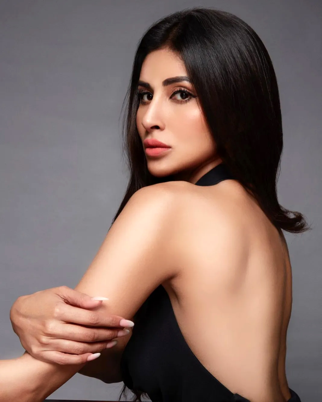 मौनी रॉय ने ब्लैक बैकलेस ड्रेस पहन दिए किलर पोज : Mouni Roy Photo