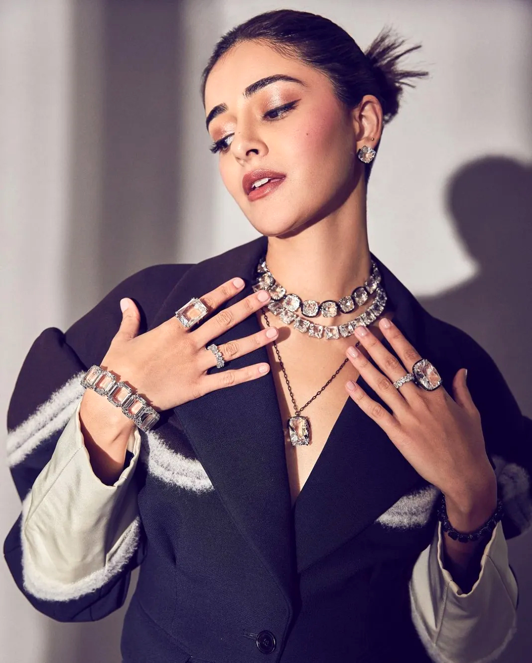 ब्लैक एंड व्हाइट लुक में अनन्या पांडे का किलर अंदाज : Ananya Panday Photo