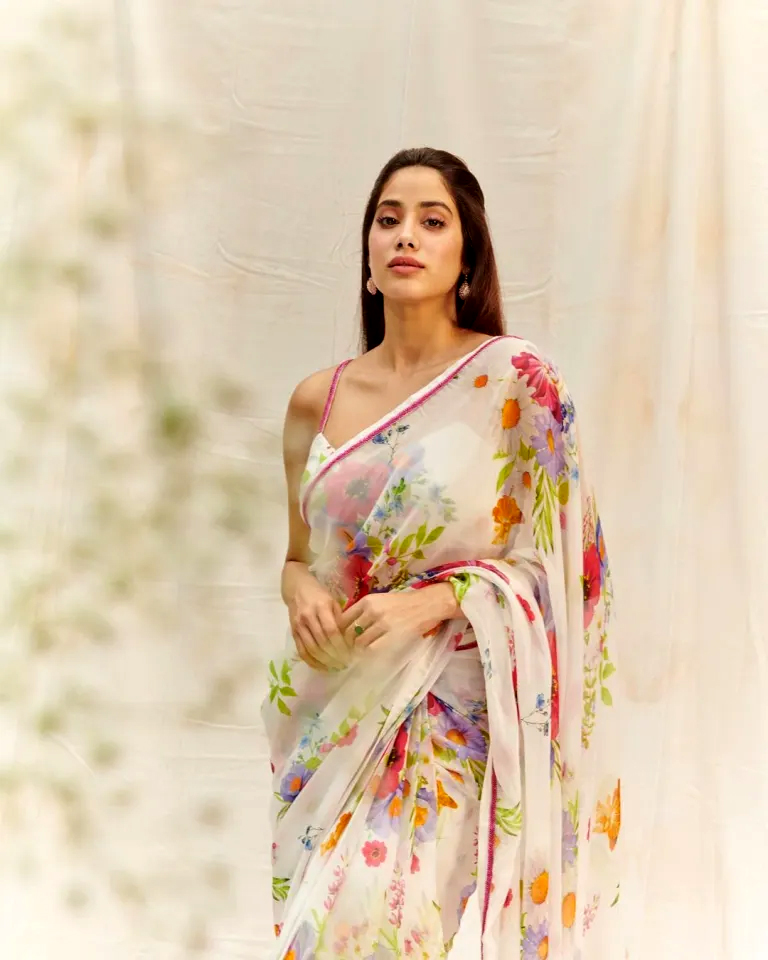फ्लोरल प्रिंट साड़ी में जाह्नवी कपूर की सादगी के दीवाने हुए फैंस : Janhvi Kapoor Photo
