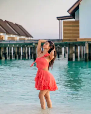 मौनी रॉय इधर उधर समंदर किनारे इठलाती-बलखाती आईं नजर : Mouni Roy Photo