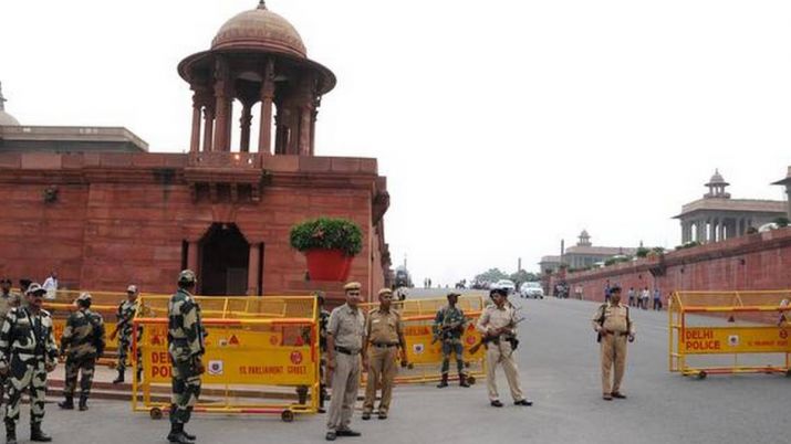 दशहरे से पहले आतंक की बड़ी साजिश का खुलासा, दिल्ली में स्पेशल सेल की ताबड़तोड़ छापेमारी