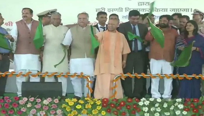 तेजस एक्‍सप्रेस - लखनऊ से चली देश की पहली प्राइवेट ट्रेन, सीएम योगी आदित्‍यनाथ ने हरी झंडी दिखाकर रवाना किया