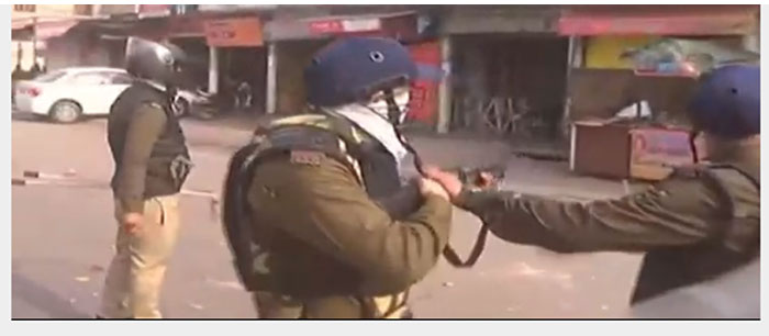 लखनऊ में CAA विरोध: पुलिस की गाड़ियां फूंकीं, RAF Team की टीम बुलाईं गईं