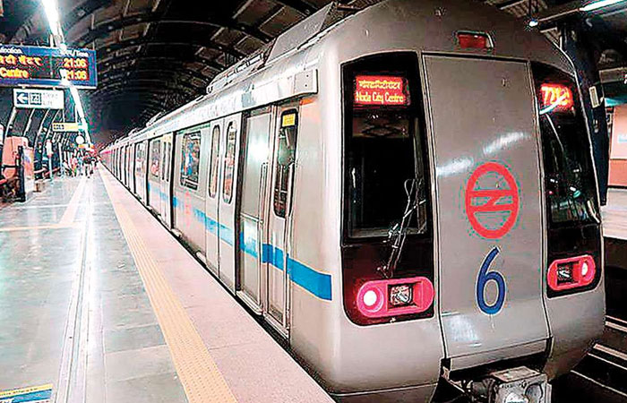 मेट्रो ट्रेन के आगे व्यक्ति ने लगाई छलांग : यमुना बैंक - द्वारका मेट्रो रुट बाधित