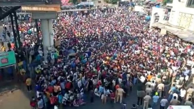 कोरोना लॉकडाउन की धज्जियां उड़ा कर मुंबई में बांद्रा स्टेशन के बाहर जमा हुए हज़ारों लोग