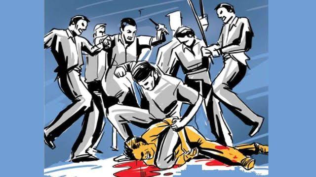 महाराष्ट्र में उग्र भीड़ ने 3 लोगों को पीटकर मार डाला  पुलिस पर भी हमला