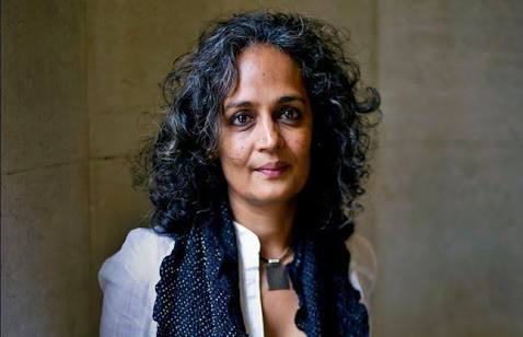 अरुंधति राय ने कहा कोरोना संकट का इस्तेमाल मुस्लिमों के नरसंहार की रणनीति बनाने में कर रही है मोदी सरकार