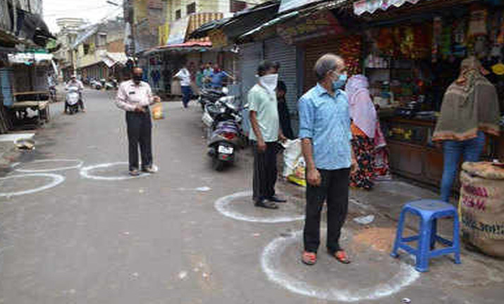 गृह मंत्रालय ने देश भर में शर्तों के साथ दुकानें खोलने की दी इजाजत, कंटेनमेंट जोन में नहीं मिलेगी राहत