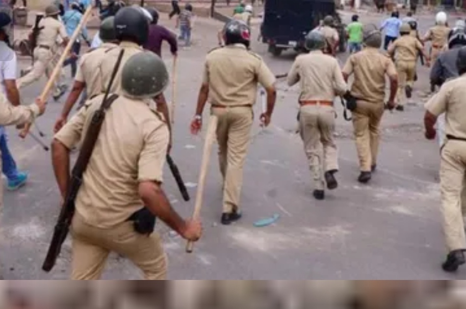 लॉकडाउन का पालन करा रही पुलिस पर स्थानीय लोगों ने फेंके पत्थर, पुलिसकर्मी घायल