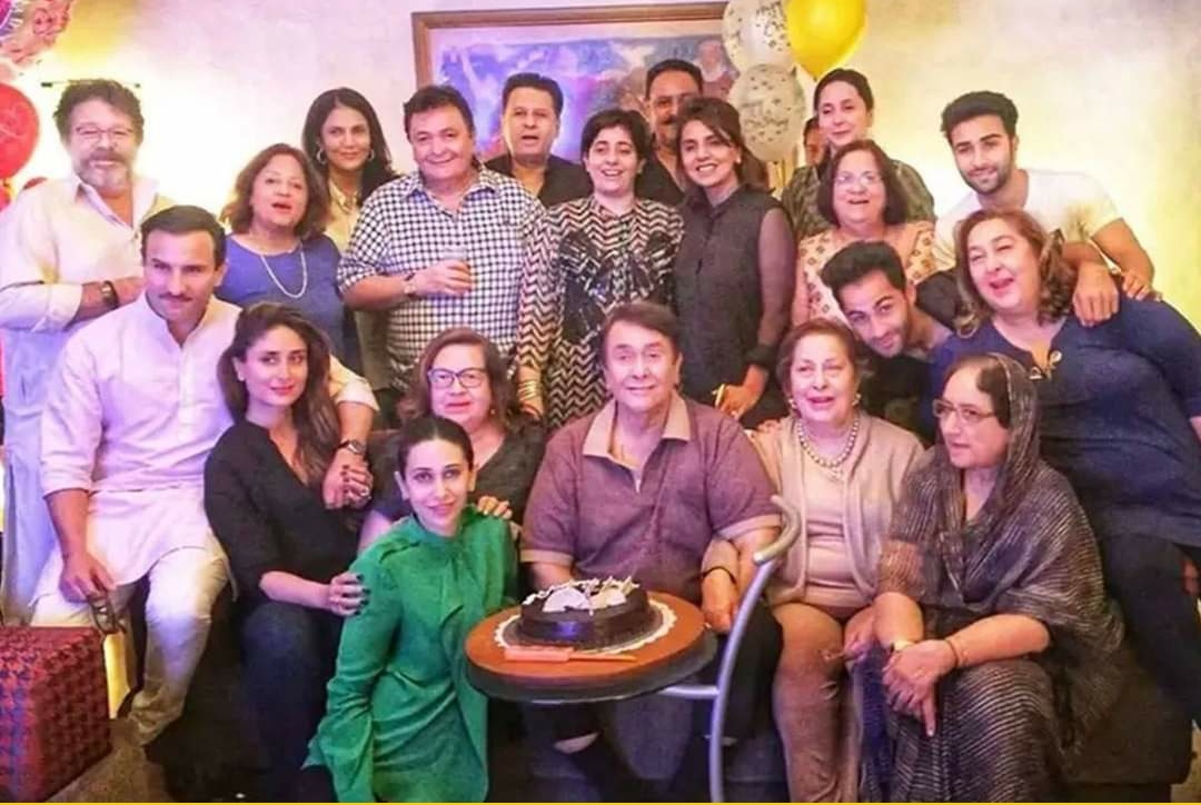 ऋषि कपूर की याद में करिश्मा कपूर ने शेयर की कपूर फैमिली की तस्वीर