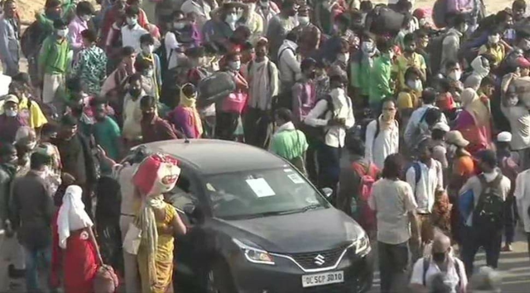 दिल्ली यूपी बॉर्डर पर प्रवासी मजदूरों की भारी भीड़ जुटी, बसों से भेजने का है आदेश