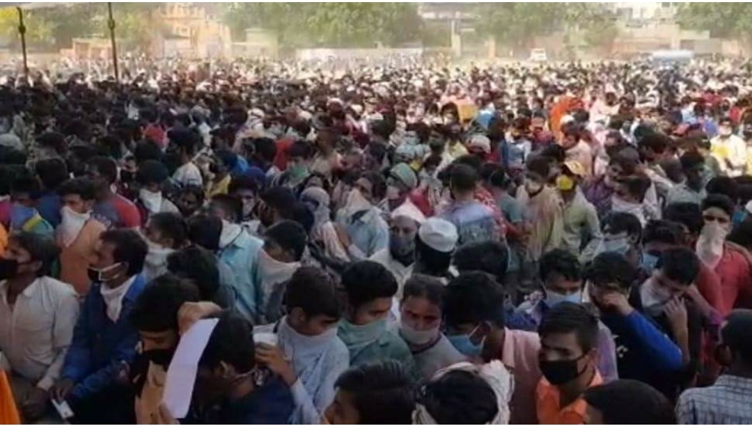 गाजियाबाद से आई प्रवासी श्रमिकों की भीड़ की उडी कानून की धज्जियां 