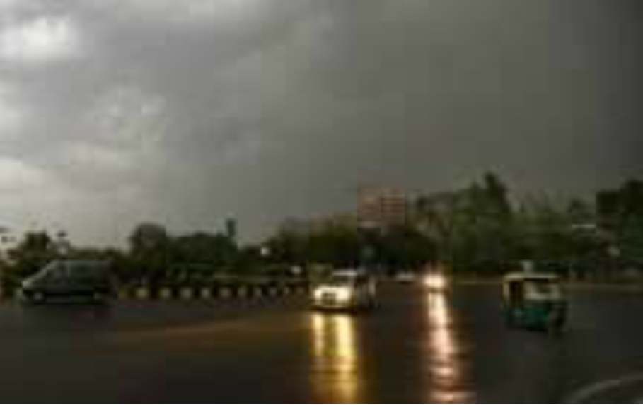 तेज हवा के साथ बूंदाबांदी से फिर बदलेगा दिल्ली का मौसम