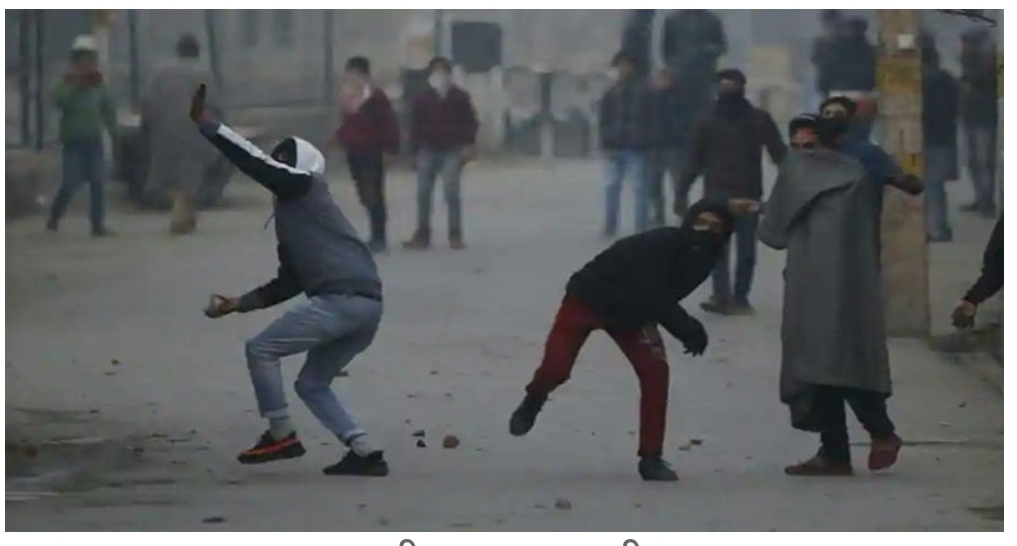पुलवामा, ईद के दिन भी सुरक्षाबलों पर पत्थरबाज़ी, जवाबी कार्रवाई में कई घायल