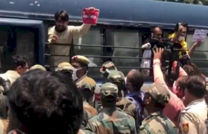 पूर्व सैनिक हिरासत में लिये गये विरोध में चीनी दूतावास के बाहर कर रहे थे प्रदर्शन