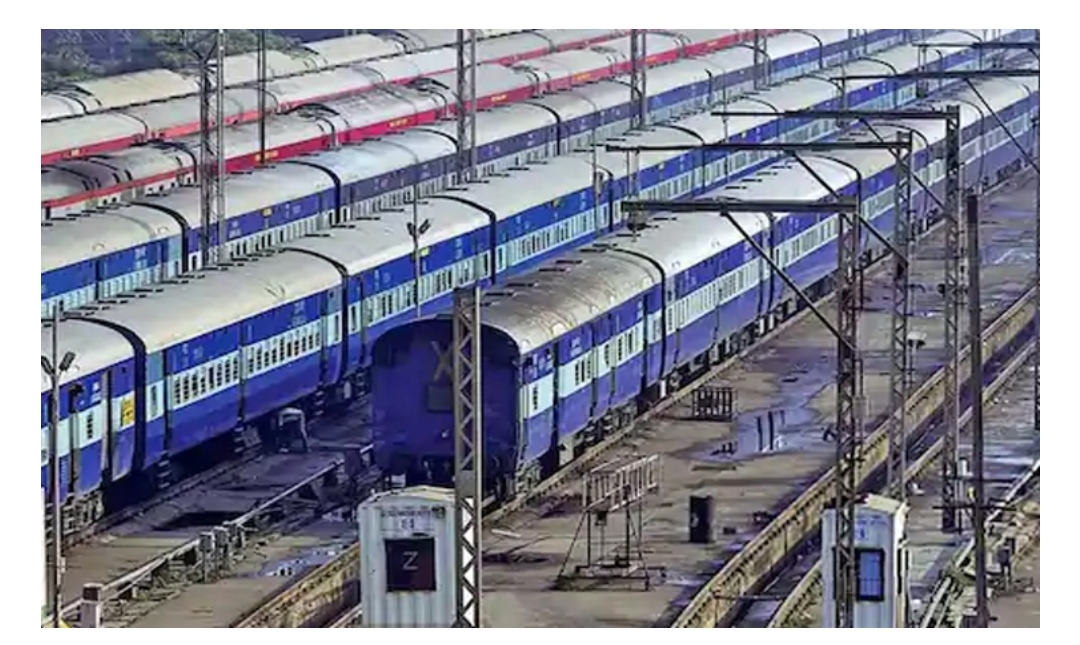 फिर पूरे देश में लागू हो सकता है लॉकडाउन! रेलवे ने अगस्त तक ट्रेनों पर लगाई रोक