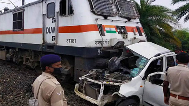जनशताब्दी एक्सप्रेस और कार में टक्कर, 3 लोगों की मौत