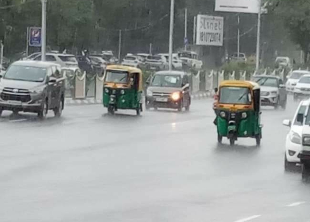दिल्ली-NCR में झमाझम बारिश, उमस भरी गर्मी से मिली राहत