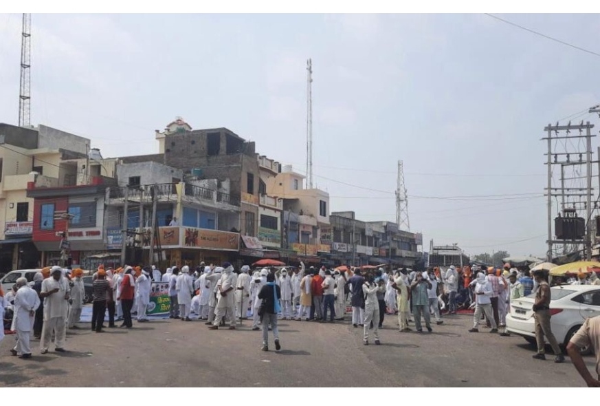 किसानों ने किया असंध में जींद चौंक पर किया चक्का जाम