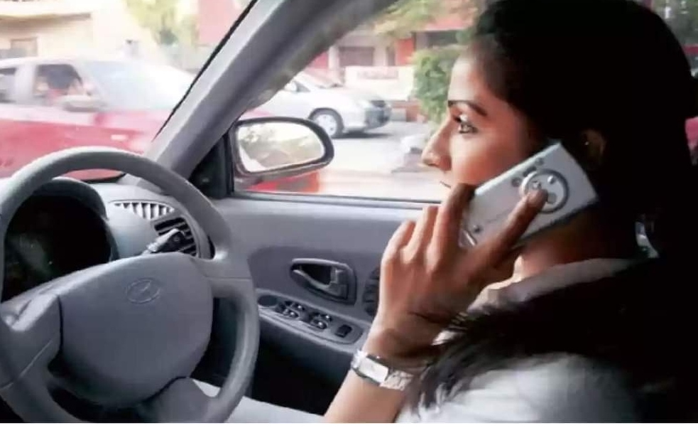 Car चलाते समय फ़ोन के इस्तेमाल पर नहीं कटेगा चालान, Nitin Gadkari का बड़ा ऐलान