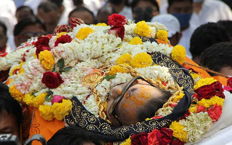 अंतिम संस्कार से पहले बप्पी लाहिड़ी थे अपने ट्रेडमार्क धूप के चश्में में लग रहा था अभी उठ खड़े होंगें