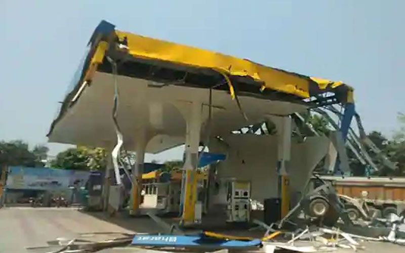 योगी पर विवादित बयान देने वाले शहजिल इस्लाम के पेट्रोल पंप पर चला बुलडोजर