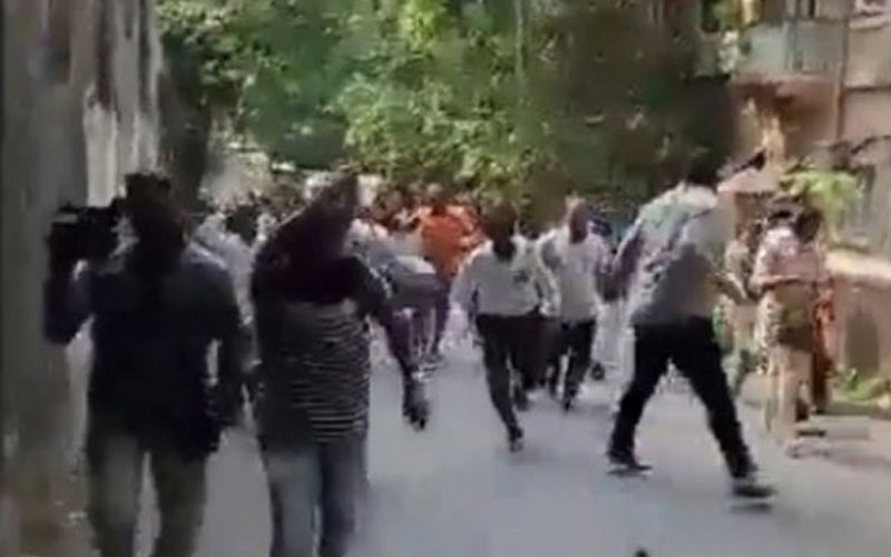 आंदोलनकारी कर्मचारियों ने राष्ट्रवादी कांग्रेस पार्टी के अध्यक्ष श्री शरद पवार के घर पर धावा बोला और पथराव किया