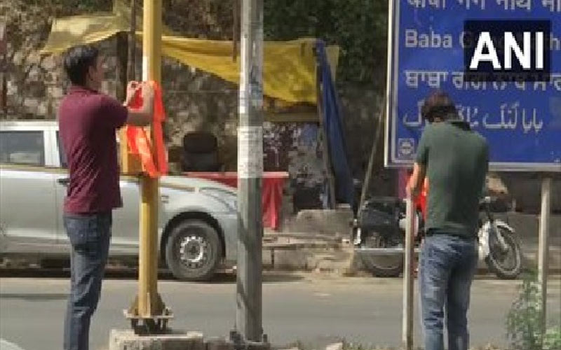 जेएनयू कैंपस की दीवारों पर लगे भगवा जेएनयू नाम के पोस्टर