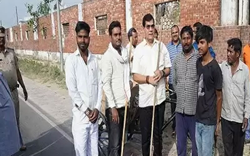 नगर विकास मंत्री ने झाड़ू उठा कर सफाई कर्मियों का बढ़ाया हौसला