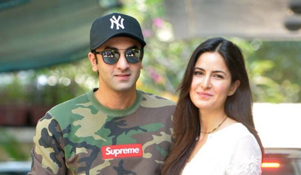 जब हाथों में हाथ डाले बाहर निकले रणबीर और कैटरीना