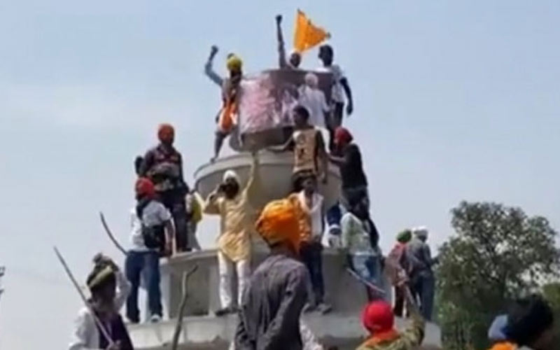 जुलूस निकालने की अनुमति नहीं दिए जाने के कारण दो पक्षों ने किया पुलिस पर हमला