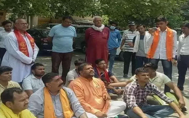 गोवंश की हत्याओं पर हिंदू संगठन का कलेक्ट्रेट पर प्रदर्शन
