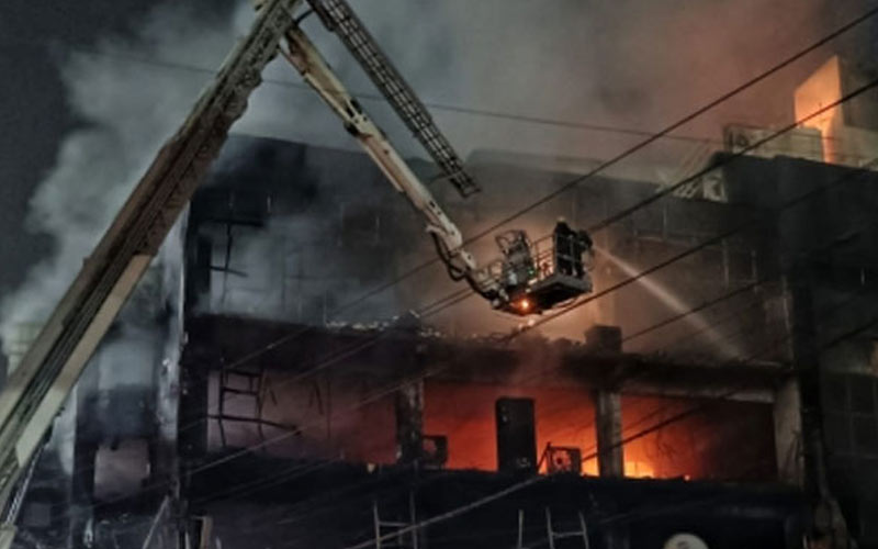तीन मंजिला इमारत में भीषण आग लगने से 27 लोगों की मौत