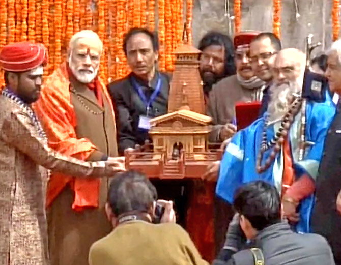 मोदी ने किए केदारनाथ के दर्शन, हरिद्वार में किया रिसर्च सेंटर का इनॉगरेशन
