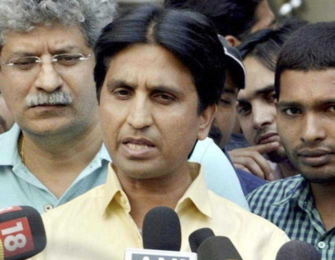 विश्वास ने दी पार्टी छोड़ने की धमकी, उन्हें मनाने आधी रात घर ले गए केजरी