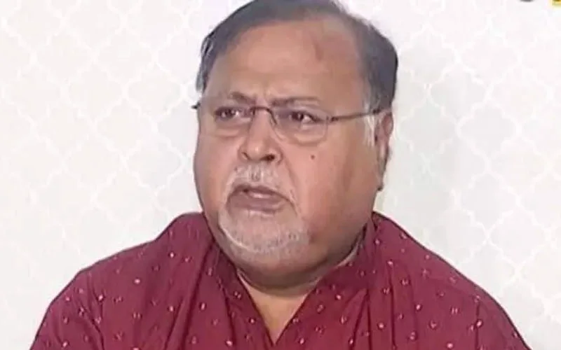 बंगाल : ममता बनर्जी ने पार्थ चटर्जी को मंत्रिमंडल से हटाया