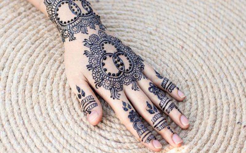 हाथों पर मेहंदी