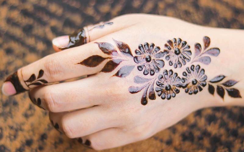 सुर्ख मेहंदी