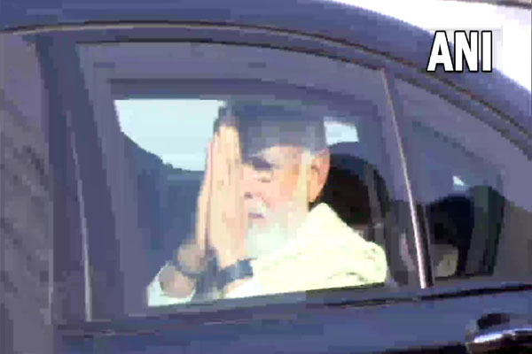 पीएम मोदी गांधीनगर में अपनी मां हीराबेन मोदी का अंतिम संस्कार के बाद हुए रवाना